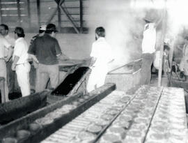 Fotografía de la fábrica de dulce en Puriscal. Tomada durante la visita de José María Figueres Ol...