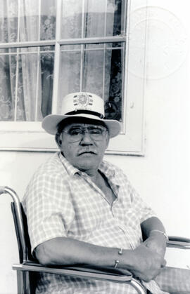 Fotografía de Eladio Ruiz en su silla de ruedas en Liberia. Guanacaste