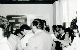 Fotografías de participantes a la inauguración de la exposición Registro Civil 1888-1988 en la Sa...