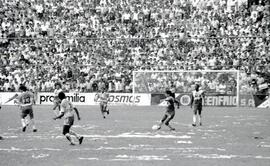 Fotografías del partido de fútbol entre los equipos Deportivo Saprissa y Municipal Puntarenas, re...