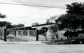 Fotografía con la imagen del edificio de la Escuela La Asunción, situado 200 metros al sur y 100 ...