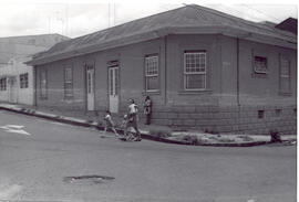 Fotografía de una casa de habitación, esquina suroeste, situada en avenida 11, calle 7 San José