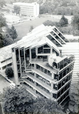 Fotografía con la imagen del edificio de la Escuela de Arquitectura de la Universidad de Costa Ri...