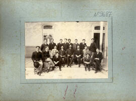Fotografías en albun de un grupo de estudiantes del Liceo de Costa Rica con su profesor José Fide...