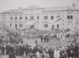 Fotografía del acto cívico celebrado frente al Edifico Metálico, en conmemoración de la Independe...