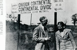 Fotografía de Enrique Pyle, Corresponsal de Guerra y su esposa. Se observa un rótulo que dice Div...