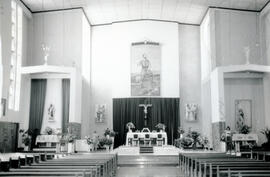 Fotografías del interior del edificio de la Iglesia de Pérez Zeledón. Vistas del Altar Mayor y de...