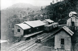 Fotografía de la estación del ferrocarril en Tucurrique. Se observan algún as casas de habitación...