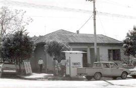 Fotografía de una casa de habitación situada en calle 21, avenidas 8 y 10. Fue demolida en el año...