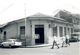 Fotografía del edificio del Washington Bar situado en avenida 8 y 6, calle, esquina noroeste San ...