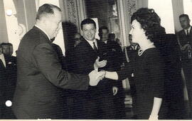 Fotografía que muestra la entrega de la carta edencial y presentación de la señora Montes de Oca ...