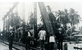 Fotografía del puente ferroviario sobre el río Cieneguita. Se observan algún as personas en el pu...