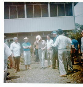 Fotografía de la visita de Oscar Arias Sánchez a una comunidad rural