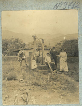 Fotografía en álbum de un grupo expedicionarios: mujeres y niña, posando en un lugar no identific...