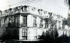 Fotografía de una casa de habitación de dos plantas situada frente al parque Morazán. Publicada e...