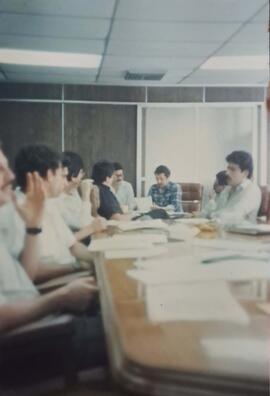 Fotografías de reuniones en la sala de juntas de la Corporación Bananera Nacional