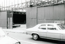 Fotografía del taller de reparación de Carros, situado contiguo al edificio del Registro de Prend...
