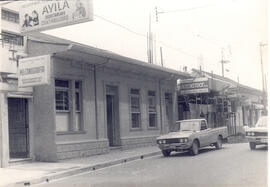Fotografía de una casa de habitación, situada entre avenidas central y 1, calle 5, frente al Cine...