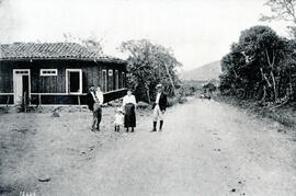 Fotografía de una sección de la carretera San José-Aserrí. Se observa una panorámica del lugar y ...