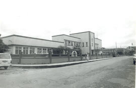 Fotografía con la imagen del edificio de la Escuela Joaquín García Monge en Desamparados San José