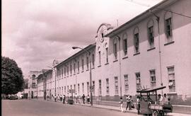 Fotografía con la imagen del costado este del Hospital San Juan de Dios, calle 14, avenidas 2-4, ...