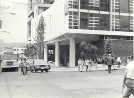 Fotografía del edificio de la Caja Costarricense de Seguro Social. Esquina Noreste. Situado en av...