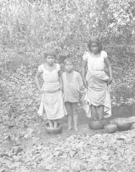 Fotografía de la escena sobre la preparación del Biscocho Nicoya no. Aparecen un niño y dos niñas...