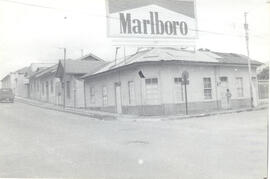 Fotografía de una casa de habitación, esquinera. Situada en avenida 2, calles 15 y 17. San José