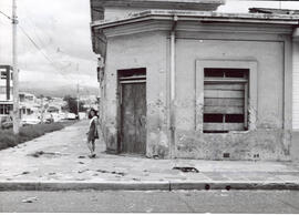 Fotografía de una casa antigua en vías de demolición, ubicada en callePrimero y avenida 14 San José