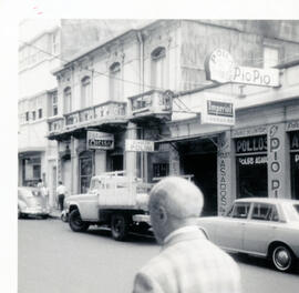 Fotografía del Almacén Polini y el Almacén Aicisa, situados en avenida 3, calles 1 y 3. San José,...