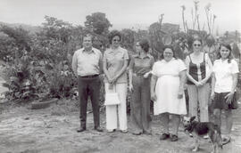 Fotografía del señor Edgar Arce y señora, en compañía de otras damas de la comunidad. San José