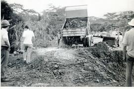 Fotografía de la reparación de la carretera rústica a Limón. Costa Rica