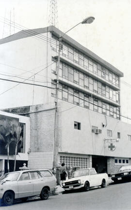 Fotografías con imágenes de un edificio que ocupó la Cruz Roja Costarricense en calle 14, avenida...