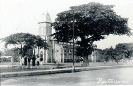 Fotografía de la Iglesia de Puntarenas. Se observan zonas verdes en los alrededores de la Iglesia...