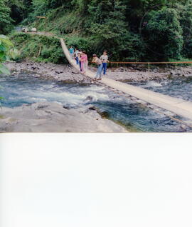 Fotografías de los dos extremos del puente de hamaca en La Tigra. Cantón de San Carlos Alajuela