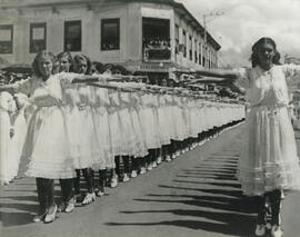 Fotografías con imágenes de distintos aspectos del desfile realizado por alumnas del Colegio Supe...