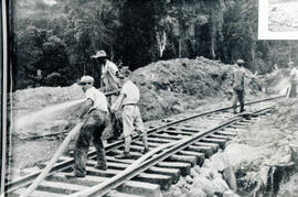Fotografía de una línea ferroviaria en las cercanías de Las Lomas. Fue lavada hidráulicAmónte des...