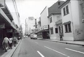 Fotografía de la avenida central del Cine Capri, hacia el oeste, San José.
