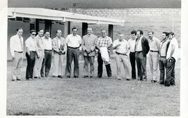 Fotografía con la imagen de un grupo de dirigentes de la Asociación de Desarrollo Integral de la ...