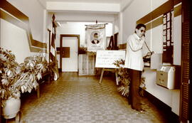 Fotografía del vestíbulo del Archivo Nacional acondicionado para recibir a los alumnos de la Escu...
