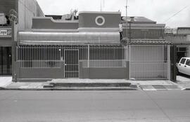 Fotografía de una casa de habitación estilo art-deco, con el frente enrejado. Ubicación avenida 1...