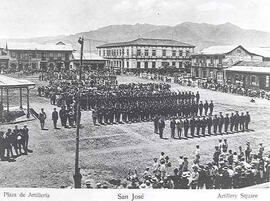Fotografías de la Plaza de la Artillería con el ejército en formación. Al fondo se observan vario...
