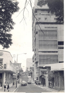 Fotografía de la avenida cuatro desde la Plazoleta de la Iglesia La Soledad San José