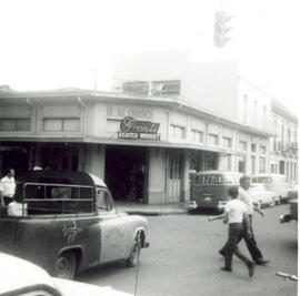 Fotografía. Vista del edificio del Supermercado Bar Azul. Situado en avenida 5, calle 3, esquina ...