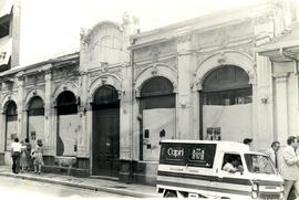 Fotografía del antiguo edificio que ocupó la compañía Mercantil. Situado en avenida 1, calles cen...