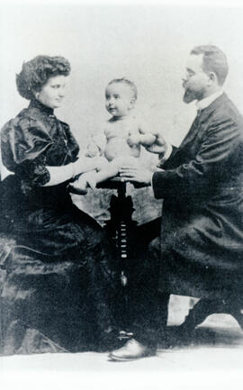 Fotografía del niño José Figueres Ferrer con sus padres Maríano Figueres Forges y Francisca Ferre...