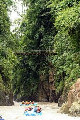 Fotografía del Río Pacuare, ubicado en el cantón de Siquirres