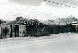 Fotografía de una tapia de adobe sin pintar, ubicada en avenida segunda del Cantón Santo Domingo....