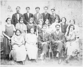 Fotografía de un grupo de maestras de la Escuela Presbítero Benito Sáenz y Félix Arcadio Montero....