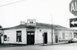 Fotografía del Bar Palermo, ubicado diagonal al costado sur del Templo Católico de TibásSan José